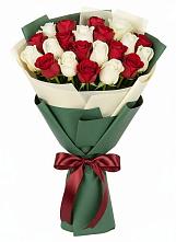 Букет Микс из красных и белых роз в Шипицыно