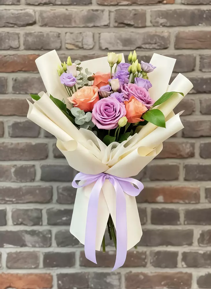 Букет цветов из: Лизиантусы и Розы в Шипицыно