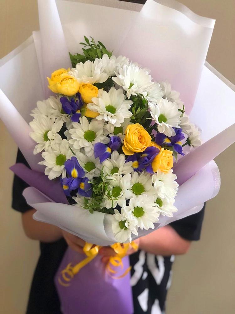 Букет цветов из: Ирисы, Хризантемы и Розы в Шипицыно