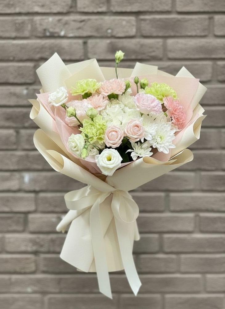 Букет цветов из: Гвоздики, Розы, Лизиантусы и Хризантемы в Шипицыно