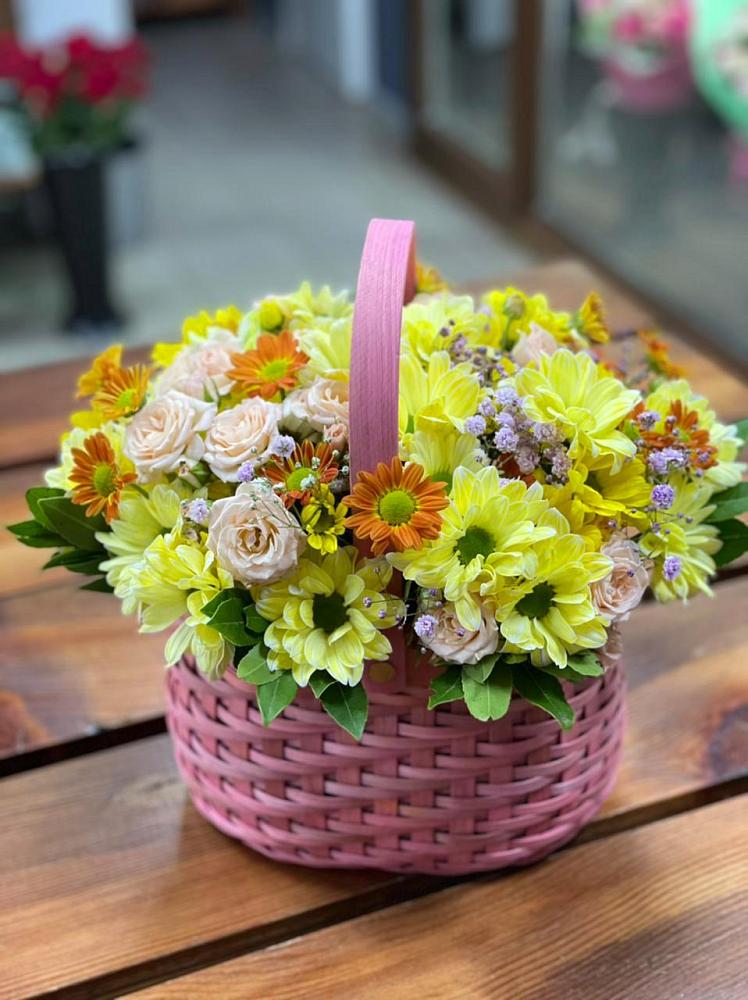 Цветочная композиция из Хризантемы и Розы в корзине в Шипицыно