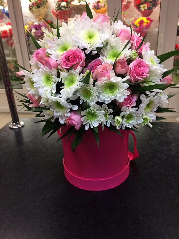 Цветочная композиция из Розы и Хризантемы в шляпной коробке в Шипицыно