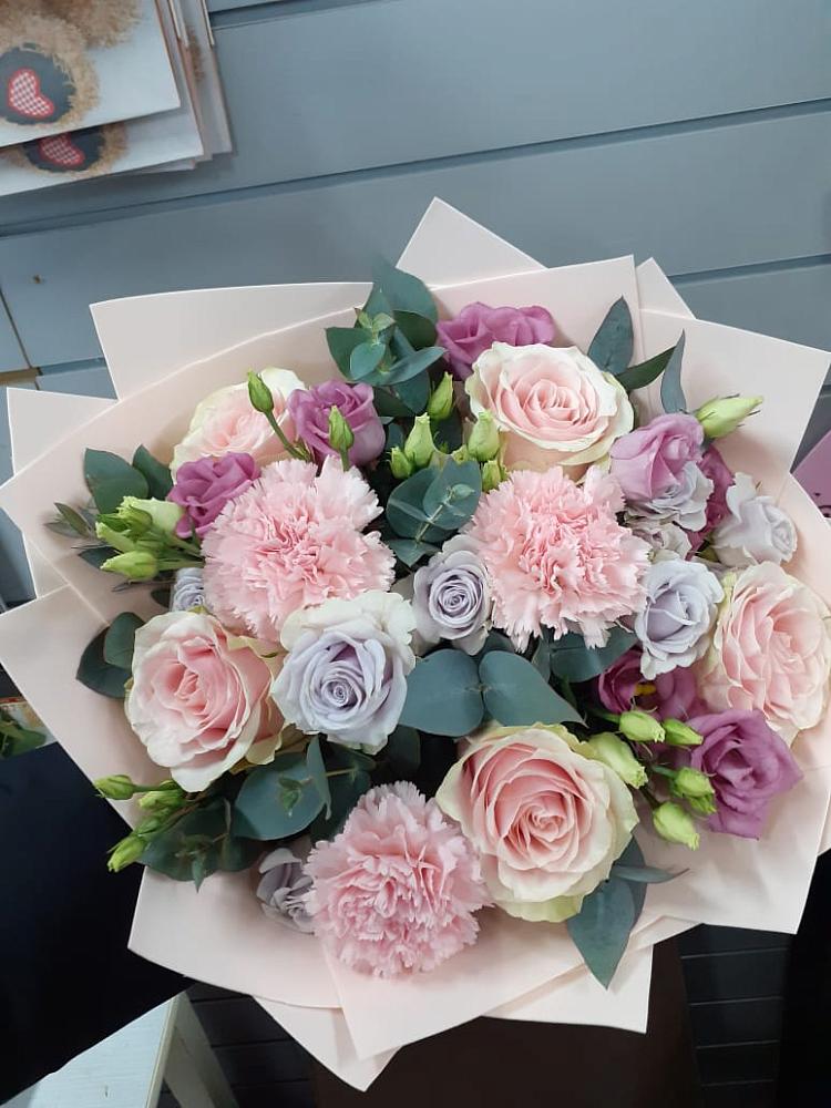 Букет цветов из: Розы, Гвоздики и Лизиантусы в Шипицыно